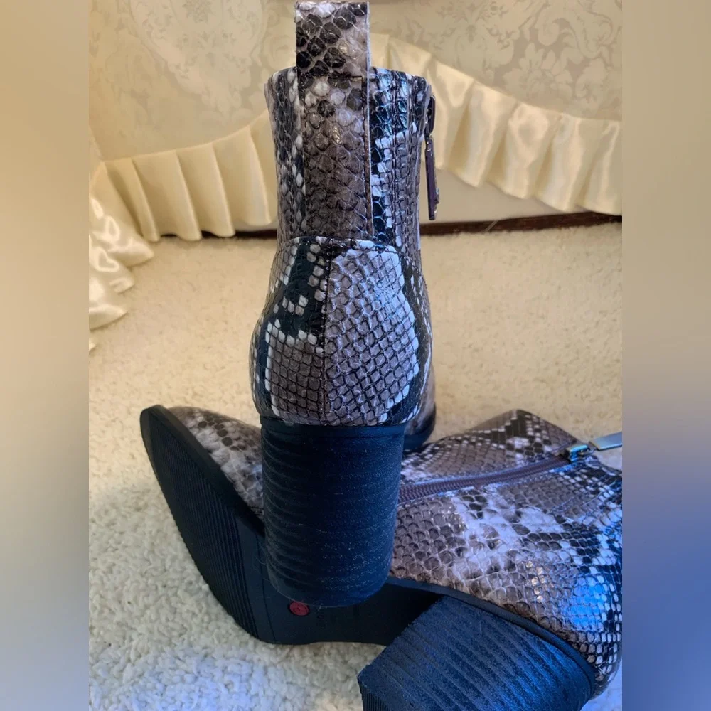BLONDO WATERPROOF WOMENS LEATHER REPTILE PRINT ANKEL BOOTS